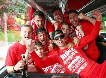 Zwickaus Aufstiegshelden wie Torhüter Marian Unger (Mitte) nahmen nach dem Abpfiff ein Bad in der rot-weißen Menge. Nach 18 Jahren ist der FSV zurück im Profifußball.