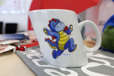Die Tassen kosten 15 Euro.