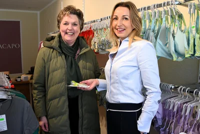 Ute Otto vom Souvenirshop kommt zur Begrüßung und gibt Carolin Nöske (re.) ein paar Tipps.