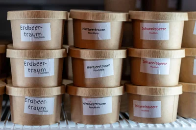 Das Eis wird selbst hergestellt. Das gibt es in verschiedenen Varianten: im Becher oder gar als Eistorte.