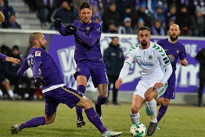 Christian Tiffert (links) spitzelt Fürths Ex-Nationalspieler Roberto Hilbert einen Ball vom Fuß. Dennis Kempe und Philipp Riese (rechts) eilen zu Hilfe.