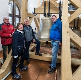 Martin Tutzschky (r.) erläuterte Gästen das Geläut. 