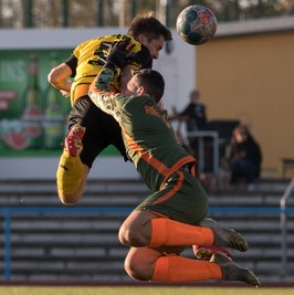 Energisch: Wie hier Sebastian Krause gegen Radeberger Keeper wollen die BSC-Kicker die Aufgabe gegen den Meißner SV angehen. 