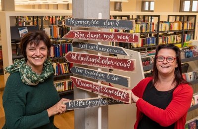 Carmen Haubold und Mandy Uhlemann (r.) vom Team der Bücherei freuen sich über die Auszeichnung.