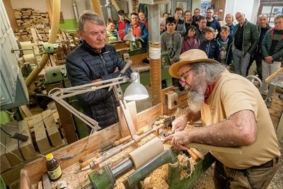 Auch der Olbernhauer Drechslermeister Heiner Stephani (rechts) hatte seine Werkstatt am Wochenende für interessierte Besucher geöffnet. Zu den vielen Gästen gehörte Bernd Reichel (links) aus Marienberg-Gebirge. 