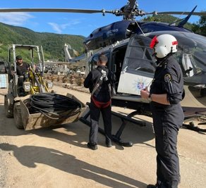 Ein Hubschrauber der Bundeswehr schafft Elektromaterial an schwer zugängliche Orte im Ahrtal.