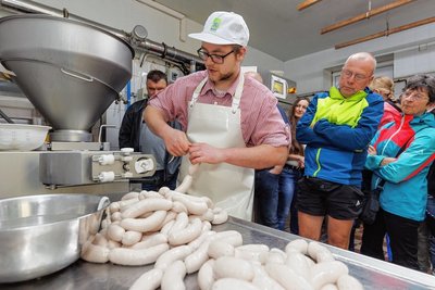 Schauvorführung: Weißwürste und Wiener Würste wurden in der Fleischerei Schaarschmidt in Annaberg-Buchholz hergestellt. Geselle Franz Nestler beim Abfüllen der Weißwurstmasse in den Schweinedarm. 