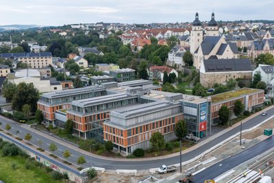Der Hauptsitz der Sparkasse Vogtland an der Neuen Elsterbrücke in Plauen.