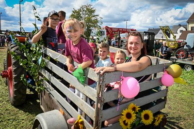 Beim Fahrzeug-Korso ist die ganze Familie dabei.