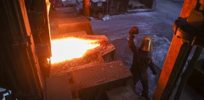 Dirk Zimmermann, Gießereimechaniker bei Gienanth Chemnitz, misst die Temperatur des Gusseisens. Sie liegt bei 1500 Grad Celsius. Aus dem Gusseisen werden Bremssattel gegossen. 