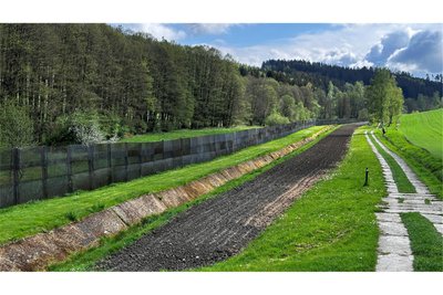 Der ehemalige Todesstreifen, Mahnmal im Deutsch-deutschen Museum in Mödlareuth: Rechts der Kolonnenweg, dann der Spurensicherungsstreifen, der Kfz-Sperrgraben und der Metallgitterzaun.