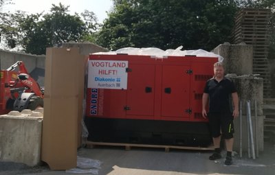 Das große Notstromaggregat sorgt seit Mittwoch im Ortsteil Bachem von Bad Neuenahr dafür, dass Anwohner einer Straße wieder mit Strom zu versorgt werden, berichtet Diakonie-Vorstand Sven Delitsch (Foto).Fotos: Diakonie Auerbach (3)