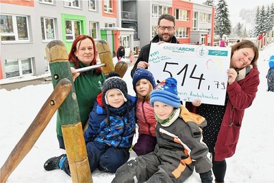 Das Naturkinderhaus Mulda spendete genau 514,79 Euro für den Elternverein krebskranker Kinder Chemnitz. Im Bild Julian, Laura und Leonard (vorn, v.l.), die zweite Kita-Leiterin Bianca Beyer, Ronny Franke und Anne Bayer (v. l.).