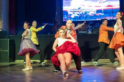 „The Pink Petticoats“ feierten am Samstagabend im Tivoli Freiberg ihr 30-jähriges Bestehen – mit professionellen Darbietungen, fetziger Musik und dem passenden Outfit: bunte, schwingende Kleider der Damen und Schmalzlocken der Herren.