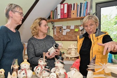 Die beiden Schneebergerinnen Silvia Kropp (l.) und Peggy Stark (M.) haben sich in der Keramik-Werkstatt von Heike Puschmann in Aue-Alberoda umgeschaut und mit der Inhaberin gefachsimpelt. 
