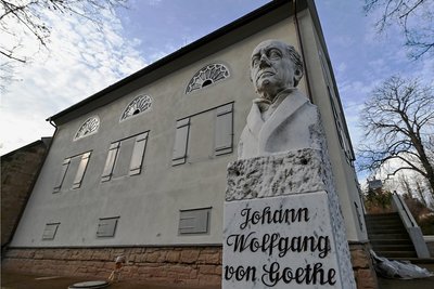 Eine Büste des Dichters Johann Wolfgang von Goethe steht vor dem Goethe-Theater in Bad Lauchstädt. Das Haus wurde umfassend saniert. 