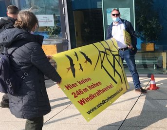 Ihren Protest gegen Windrad-Bauvorhaben, wie die zwischen Kleinschirma und Kleinwaltersdorf, haben Bürgerinitiativen auch schon gegenüber den Kreistagsmitgliedern proklamiert, wie hier vor einer Sitzung in Hartha. 