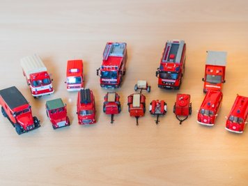 Diese Modelle hat Stefan Wagner als Abbild des Fuhrparks der Freiwilligen Feuerwehr Adorf in Mini-Formatgefertigt. 