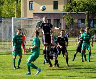 Die Crossener konnten die Limbacher Ecke im ersten Versuch noch klären. Wenige Sekunden später war der Ball allerdings im Tor. 