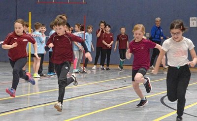 Wie hier beim Mannschaftssprint der LSG Auerbach stand die Rodewischer Göltzschtalhalle beim Hallensportfest der VSG am Samstag ganz im Zeichen der Leichtathletik. 