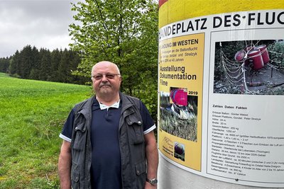 Ballonflüchtling Günter Wetzel am früheren Landeplatz bei Naila.