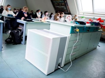            Ein Luftfiltergerät steht in einem Fachraum des Alten Gymnasiums in Oldenburg.