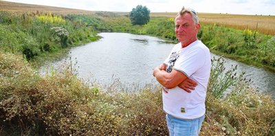 Steffen Guthmann aus Langenbernsdorf ist stolz auf sein selbst geschaffenes Biotop und hofft auch Nachahmer.