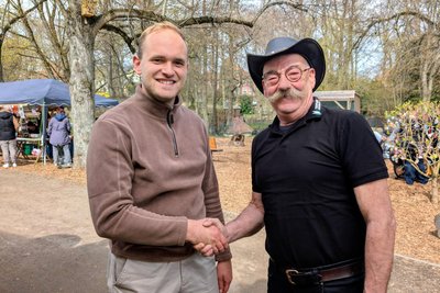 Luca Georg (l.) folgt Peter Heinrich als Tierparkleiter in Freiberg.