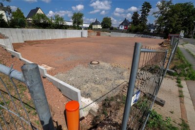 Auf der Baustelle für den neuen Penny-Markt an der Äußeren Zwickauer Straße in Lichtenstein tut sich seit Wochen nichts.