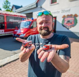 Stefan Wagner hat die Fahrzeuge des Fuhrparks der Freiwilligen Feuerwehr Adorf in Miniatur-Format nachgebaut. 