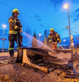 Am Dienstagabend steckten Unbekannte einen Holzschrank mit Büchern in Brand, der zuvor im Wetterschutzhäuschen des Bahnhofs Limbach aufgestellt war. 
