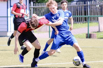 Etienne Posselt (r.) und die A-Junioren von Barkas Frankenberg dürfen noch auf den Landesklasse-Verbleib hoffen.