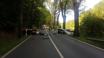 Nach ersten Erkenntnissen sind ein BMW und ein Audi zusammengestoßen.