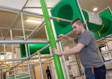 Die Monteure der holländischen Firma Eli Play haben im Erdgeschoss der früheren Textilfabrik an der Beegerstraße mit dem Aufbau des Indoor-Spielplatzes begonnen: Klettergerüste, Röhrenrutschen, XXL-Bausteine und andere Spielgeräte sollen für Spaß bei den jüngsten Besuchern sorgen. Außerdem bietet die knapp 400 Quadratmeter große Fläche noch Platz für Mini-Basketballfeld und weitere Extras.