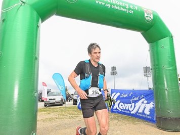 Nach 55 Kilometern als Sieger über die Ziellinie: Thomas Ungethüm gewann den Fichtelberg Ultra.