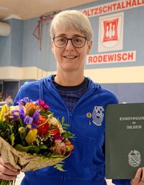 Annett Müller erhielt die Ehrennadel in Silber des Leichtathletik-Verbandes Sachsen. 