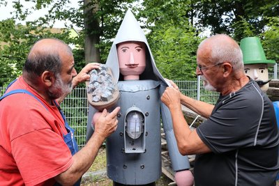 Helmut Uhlig und Wolfgang Meyer (r.) haben lange an den Spitzhauben für die Bergknappen getüftelt.