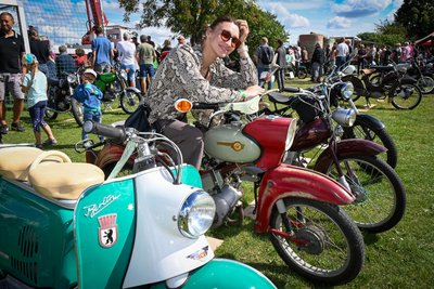 Margarita liebt alte Mopeds, Motorräder und Roller.