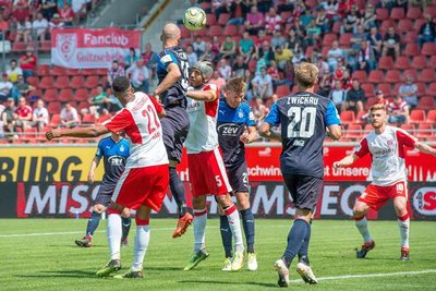 Zweikampf zwischen Nico Antonitsch (FSV Zwickau) unf Klaus Gjasula (HFC)