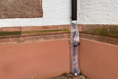 Um Schäden durch Wasser an der Stadtkirche Mittweida zu vermeiden, wurden die gestohlenen Rohre notdürftig ersetzt.