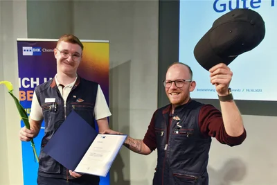 Chapeau! Da zieht Lehrausbilder Daniel Martin das Basecup vor seinem Lehrling, dem frisch gebackenen Lokführer Thomes Nötzold, der zu den besten Absolventen des diesjährigen Ausbildungsjahrgangs gehört.