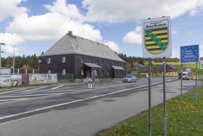 Gebäude und Grundstück der einstigen Grenzpolizeistation Oberwiesenthal stehen zum Verkauf.