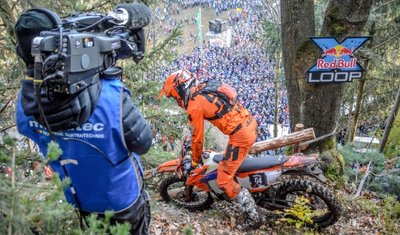 5000 Zuschauer waren zum Getzen-Rodeo in Grießbach zugelassen. Es ist ein Kräftemessen der weltbesten Extrem-Motorradgeländefahrer. Im Bild: der Italiener Michele Bosi.