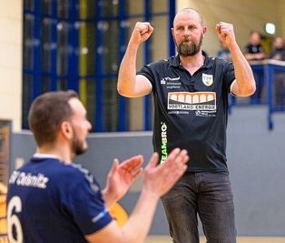 Alexander Krug, Trainer der Oelsnitzer Drittligavolleyballer, konnte mit seinem Team erneut den Klassenerhalt bejubeln. Links Julian Schubert. 