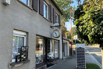 Seit Juli 1991 besteht die Geschenkestube Roth an der Badstraße in Bad Brambach.