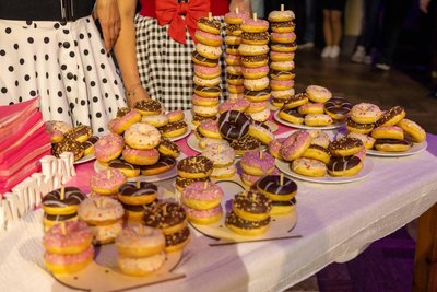 Zur Geburtstagsfeier der „Pink Petticoats“ am Samstagabend im Tivoli Freiberg durften natürlich Donuts nicht fehlen.