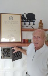 Manfred Simon ist stolz auf seinen selbst gesetzten Kachelofen, auf den Diamantenen Meisterbrief ebenso. 