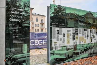 Im einstigen Kaßberg-Gefängnis soll eine Gedenkstätte entstehen. Bislang erinnert dort eine Außenausstellung an dessen Geschichte.