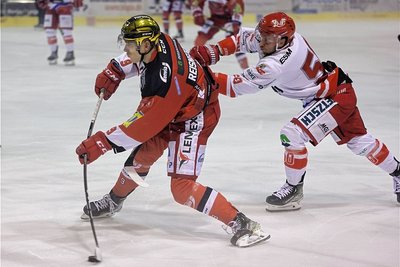 Beim Spiel der Eispiraten Crimmitschau gegen Selber Wölfe - im Bild Filip Reisnecker(ETC) gegen Jakub Kania - ging es zwar hart, aber fair zur Sache. Weitestgehend auch auf den Zuschauertribünen. Vor dem Stadion jedoch eskalierte die Lage. ETC-Boss Jörg Buschmann kündigte harte Konsequenzen an.