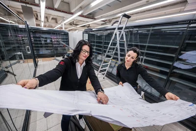 Die neuen Tiefkühlschränke fürs Kaufland sind schon da. Wie sie aufgestellt werden, das studieren Filialleiterin Ramona Elter (links) und Mitarbeiterin Isabel Toth auf dem Bauplan.